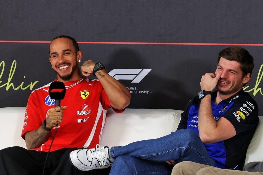Max Verstappen Ferrari tulumu giymiş gibi gösteren hayali görsel