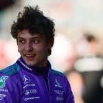 Kimi Antonelli Nürburgring pistinde sürüş yaparken, Mercedes aracıyla çekilmiş aksiyon dolu bir görüntü.