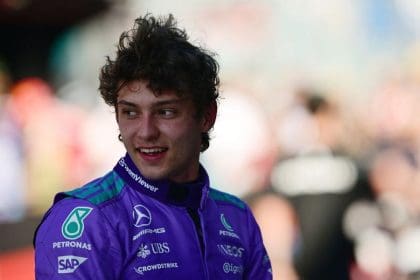 Kimi Antonelli Nürburgring pistinde sürüş yaparken, Mercedes aracıyla çekilmiş aksiyon dolu bir görüntü.