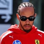 Lewis Hamilton, Ferrari padok alanında, odak: Hamilton Ferrari