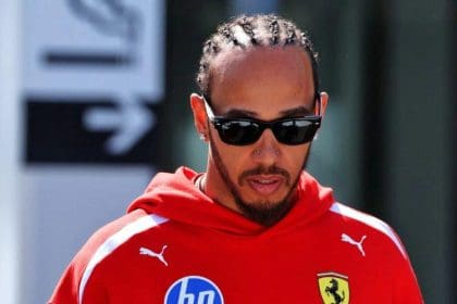 Lewis Hamilton, Ferrari padok alanında, odak: Hamilton Ferrari