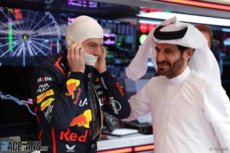 F1 2026 Kuralları'nı protesto eden bir taraftarın görseli