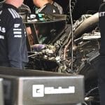 F1 aracı pistte, V8 motoru konsepti. Daha fazla motor gücü!