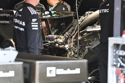 F1 aracı pistte, V8 motoru konsepti. Daha fazla motor gücü!