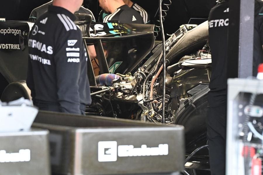 F1 aracı pistte, V8 motoru konsepti. Daha fazla motor gücü!