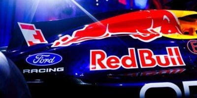 Ford V8 motorları ile F1 2026 Red Bull aracı görseli