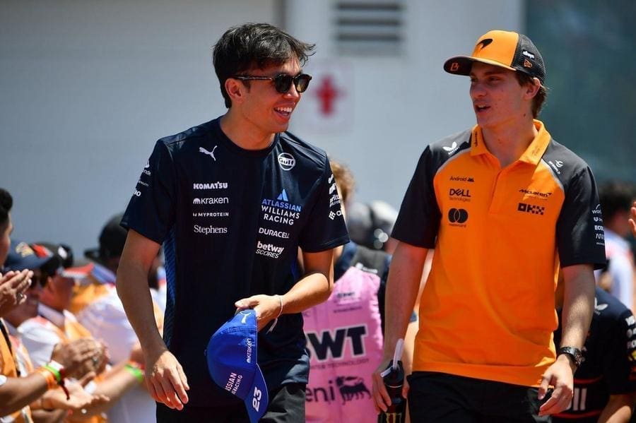 F1 pilotları Oscar Piastri ve Alex Albon karting pistinde eğlenirken