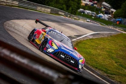 Max Verstappen, Red Bull aracıyla Nürburgring'de sürüş yaparken.