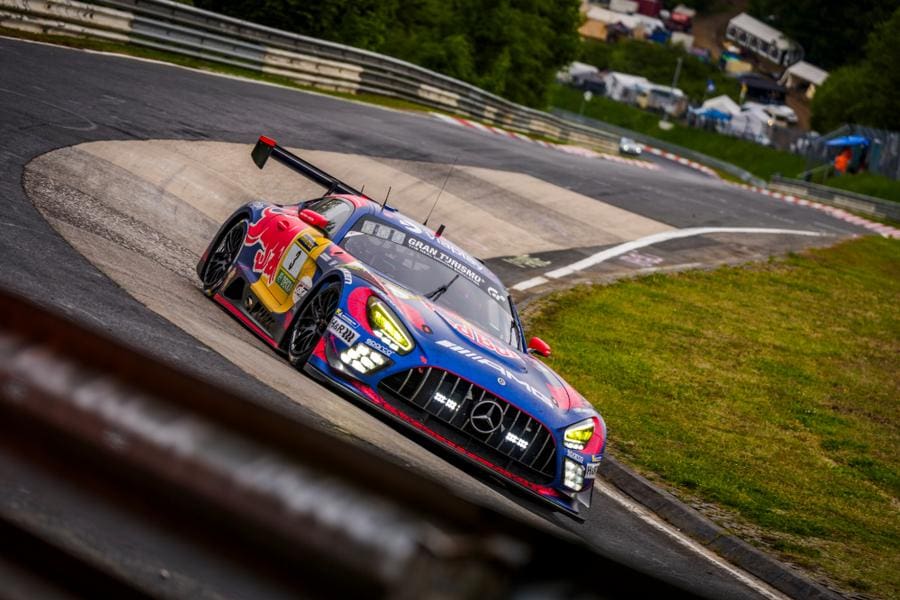 Max Verstappen, Red Bull aracıyla Nürburgring'de sürüş yaparken.