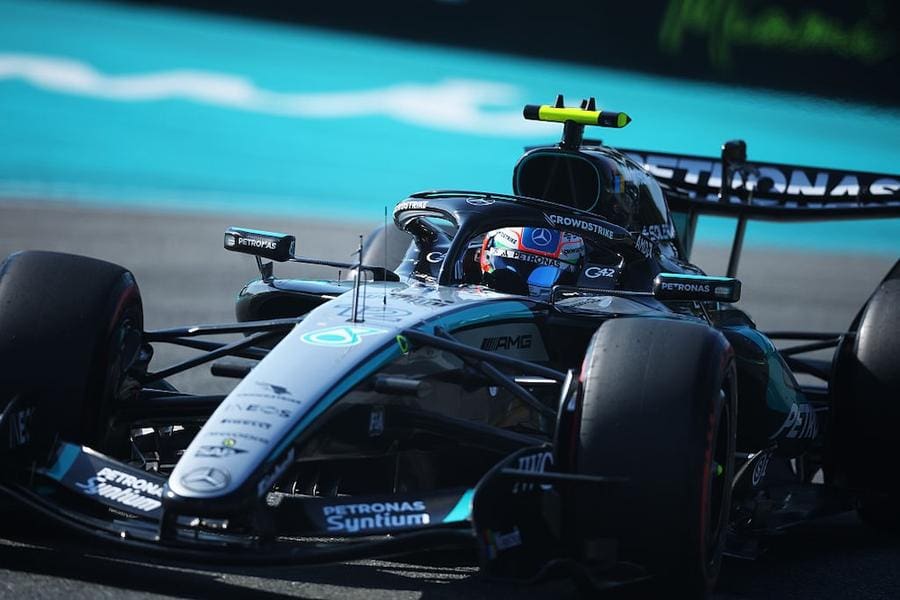 Mercedes F1 aracı, Montreal pistinde sürüşe hazırlanıyor. Mercedes Montreal Güncellemesi