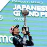 Kimi Antonelli F1 aracıyla podyumda kutlama yaparken