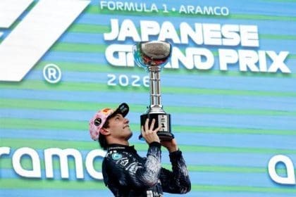 Kimi Antonelli F1 aracıyla podyumda kutlama yaparken
