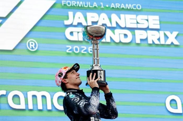 Kimi Antonelli F1 aracıyla podyumda kutlama yaparken