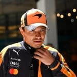 Lando Norris Le Mans hayali kurarken McLaren aracıyla poz veriyor