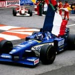Olivier Panis'in 1996 Monako GP'sindeki tarihi zaferini kutladığı anın fotoğrafı