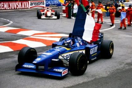 Olivier Panis'in 1996 Monako GP'sindeki tarihi zaferini kutladığı anın fotoğrafı