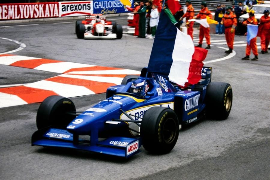 Olivier Panis'in 1996 Monako GP'sindeki tarihi zaferini kutladığı anın fotoğrafı