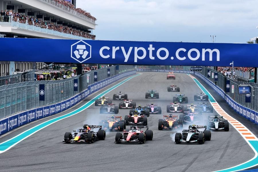 Ferrari F1 aracı start alırken, güvenlik ağı tartışmalarının ortasında.
