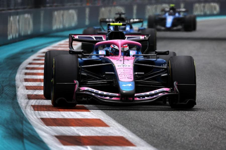 Alpine yükselişi 2026 F1 Miami yarışında takım araçları