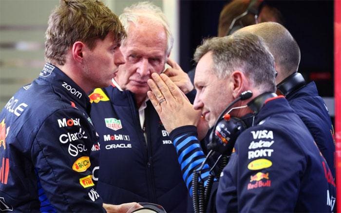 Max Verstappen ve Helmut Marko Bahreyn 2024'te konuşurken. Verstappen transferi detayı.