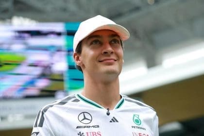George Russell, Mercedes aracıyla pistte. Russell'dan geri dönüş bekleniyor
