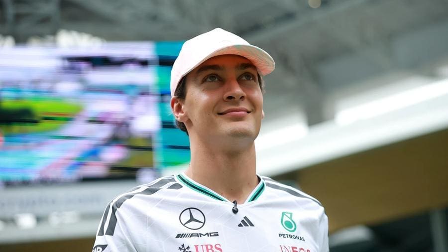 George Russell, Mercedes aracıyla pistte. Russell'dan geri dönüş bekleniyor
