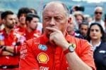 Ferrari F1 aracı pit alanında, F1 start kuralı tartışmasının gölgesinde