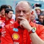 Ferrari F1 aracı pit alanında, F1 start kuralı tartışmasının gölgesinde