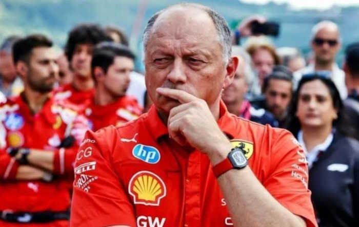 Ferrari F1 aracı pit alanında, F1 start kuralı tartışmasının gölgesinde