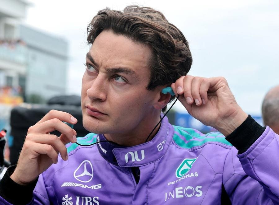 George Russell ve Kimi Antonelli, Mercedes garajında. F1'deki olası rekabetleri.