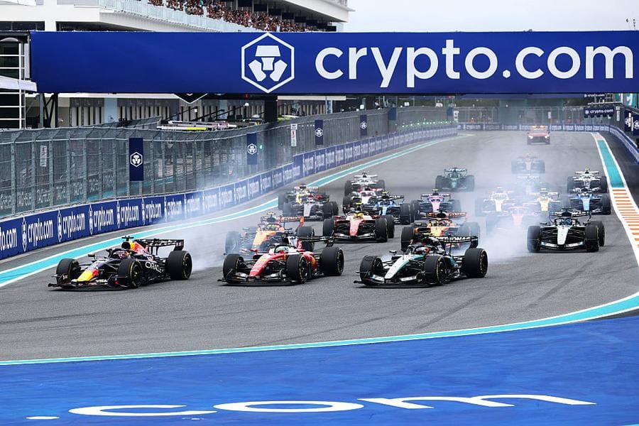 F1 motor güncellemeleri ile güç dengeleri değişiyor. Yarış heyecanı artacak, şampiyonluk mücadelesi kızışacak