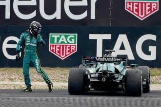 Lance Stroll, Aston Martin F1 programı aracıyla pistte, yarış aksiyonu