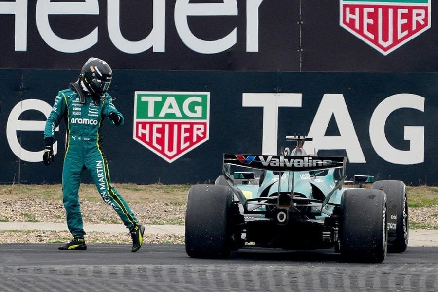 Lance Stroll, Aston Martin F1 programı aracıyla pistte, yarış aksiyonu