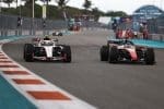 F1 aracının pist üzerinde geçiş yaptığı anın görseli, F1'de daha çok geçiş temasını vurguluyor.
