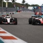F1 aracının pist üzerinde geçiş yaptığı anın görseli, F1'de daha çok geçiş temasını vurguluyor.