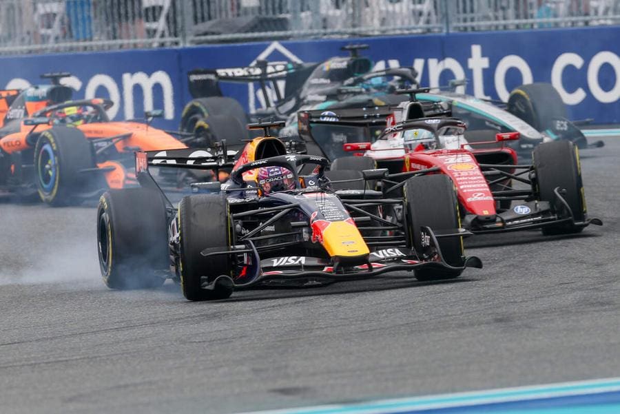 Max Verstappen ve Charles Leclerc Miami'de yarışırken. Verstappen F1'i bırakacak mı sorusu gündemde.