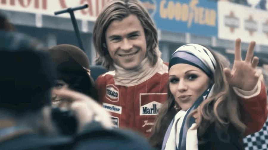 Chris Hemsworth, James Hunt rolünde. Rush filminin unutulmaz sahnelerinden