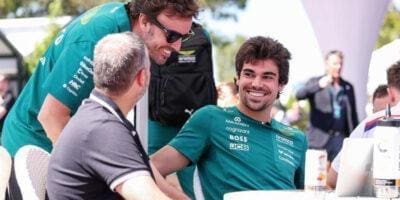 Lance Stroll ve Fernando Alonso, Aston Martin garajında