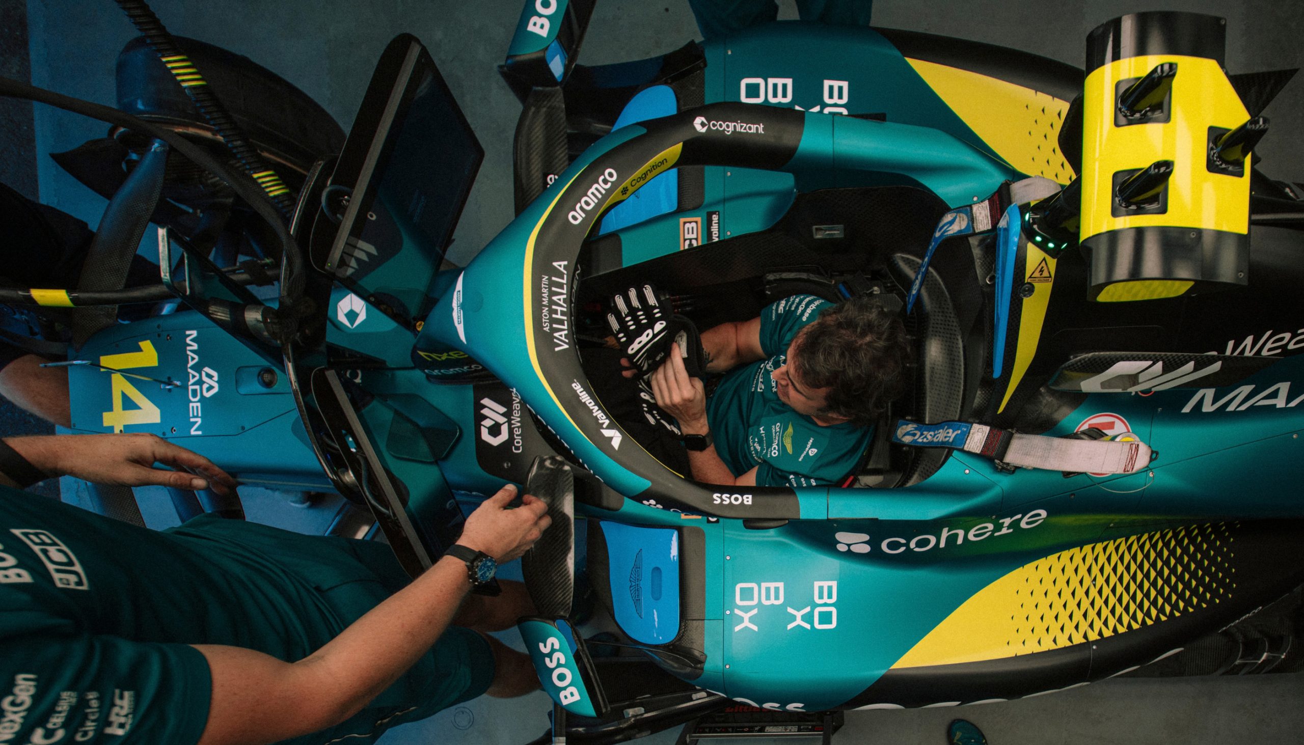 Fernando Alonso Aston Martin AMR26 kuşbakışı BOXBOX livery pit lane 2026