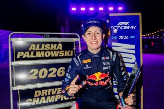 Alisha Palmowski 2026 F1 Academy Drivers Champion resmi şampiyonluk fotoğrafı Red Bull tulumu kupa gece COTA Austin
