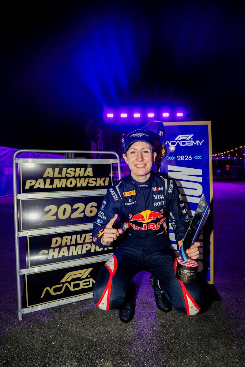 Alisha Palmowski 2026 F1 Academy Drivers Champion resmi şampiyonluk fotoğrafı Red Bull tulumu kupa gece COTA Austin