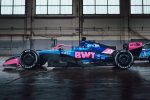 Alpine A526 BWT mavi pembe yan profil eni MSC Delphi Pirelli arka planda klasik Alpine mavi araba