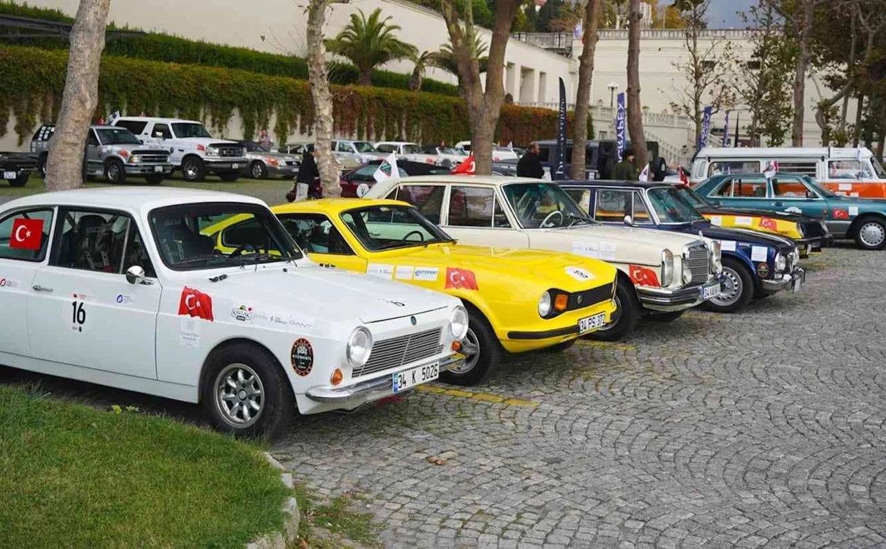 Anadol A1 ve Mercedes W115 dahil klasik otomobiller Çırağan Palace bahçesinde Cumhuriyet Rallisi