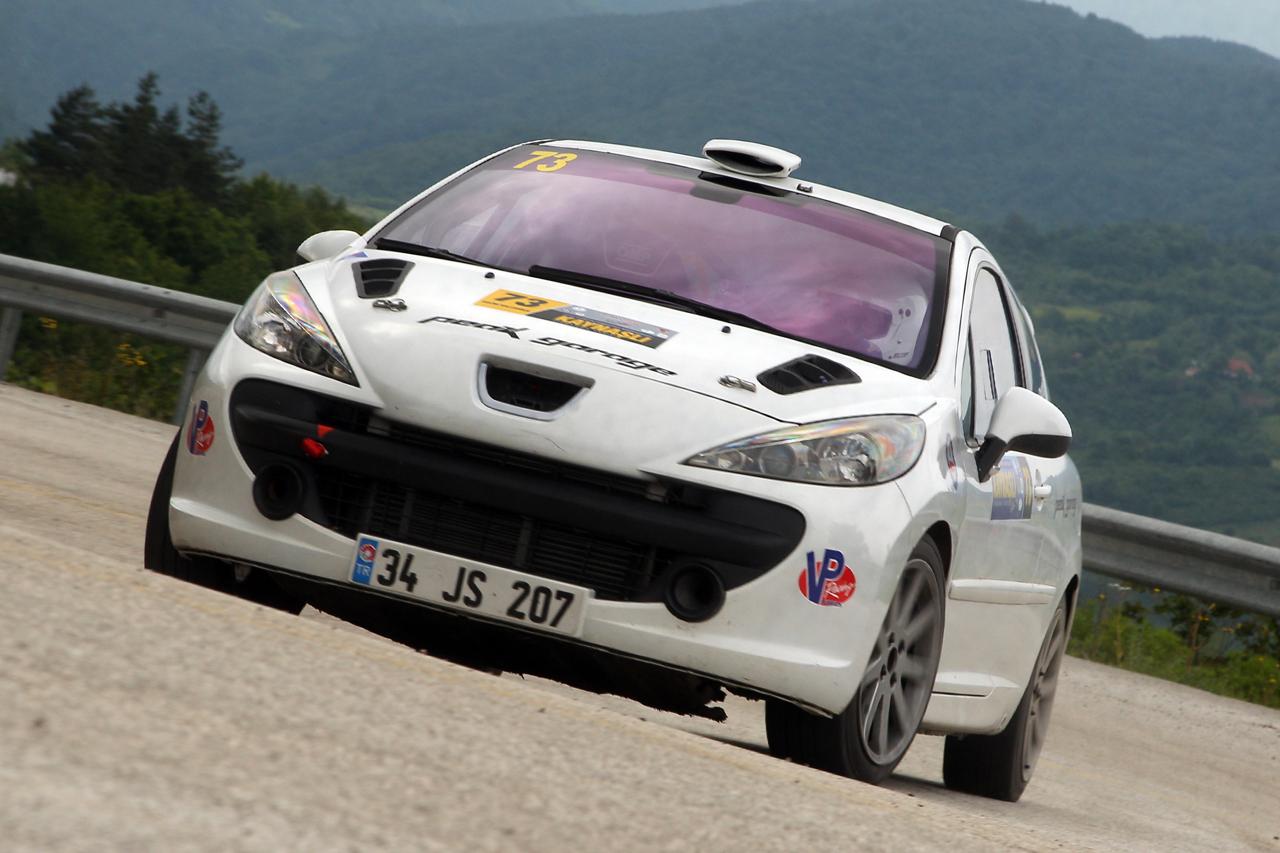 Peugeot 207 VP Racing on tekerlek havada
