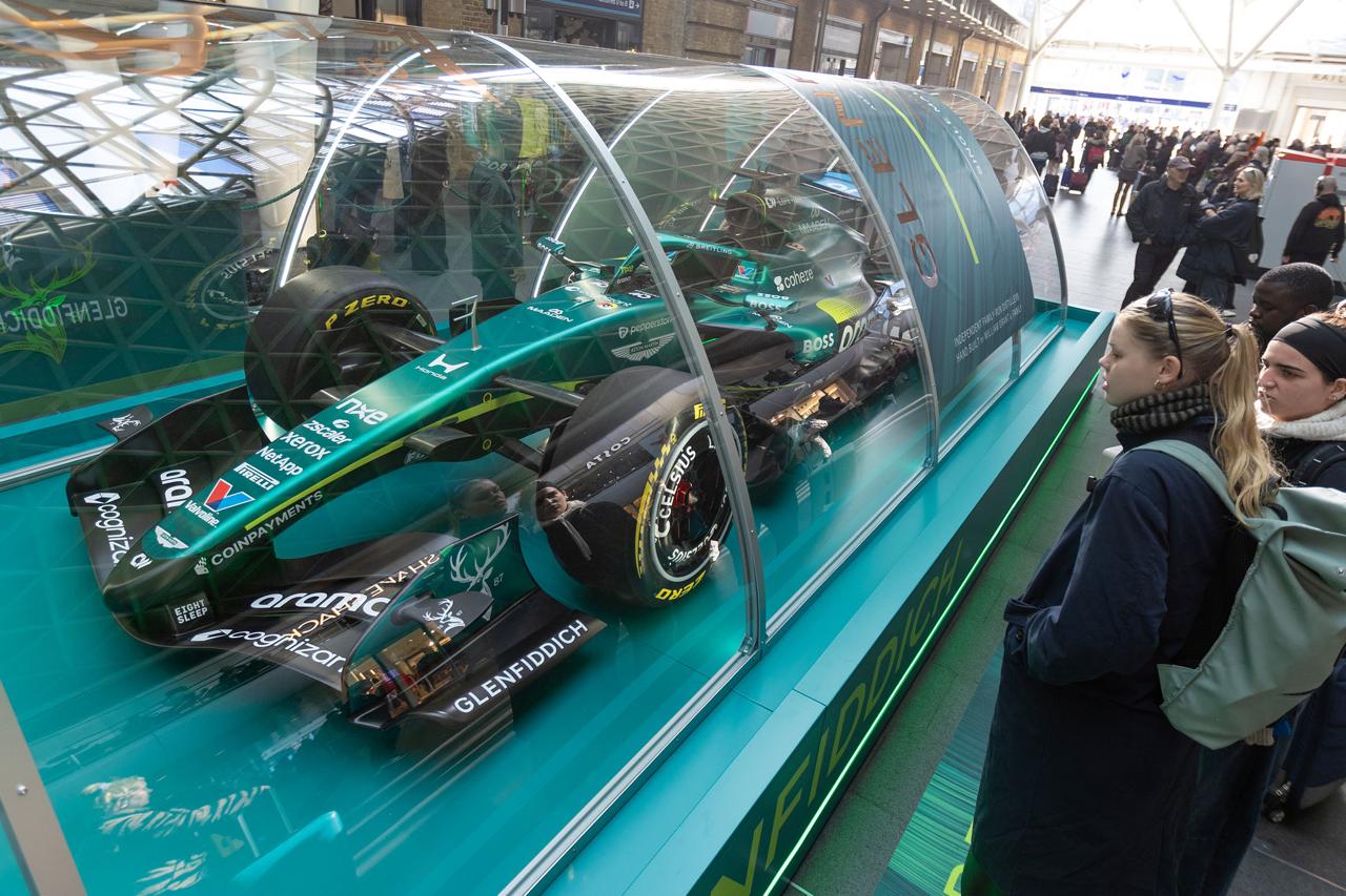 Iki kadin Aston Martin F1 cam sise Kings Cross sponsor net