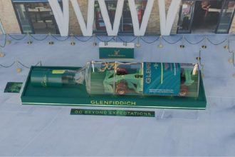 Aston Martin F1 arac dev Glenfiddich sisesi icinde Londra Kings Cross aktivasyon Go Beyond Expectations 2026