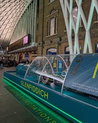 Aston Martin F1 Glenfiddich Kings Cross ic mekan cam fanus