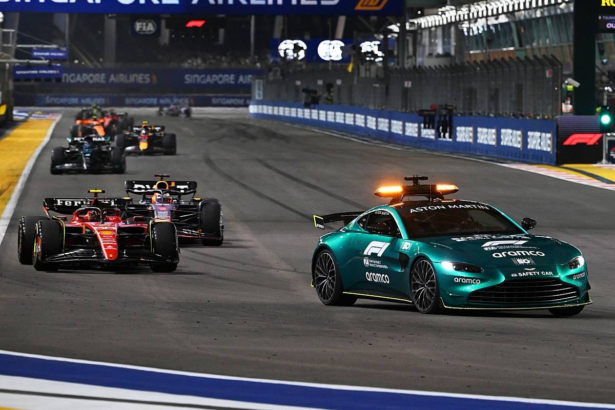 Aston Martin Vantage Safety Car Singapur GP gece Ferrari Red Bull