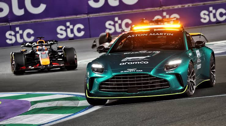 Aston Martin Vantage Safety Car Suudi Arabistan GP Cidde gece