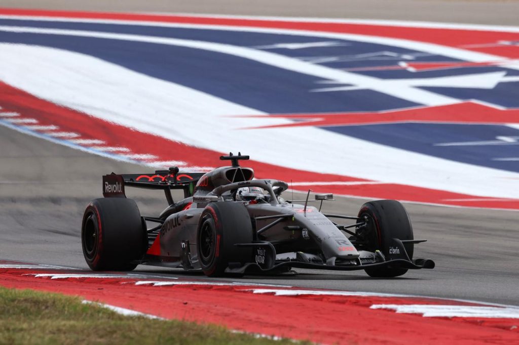 Audi R26 Revolut Amerikan bayragi kirmizi beyaz mavi bordur virajda COTA ABD GP 2026